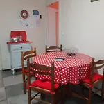 Au Pied De La Montagne