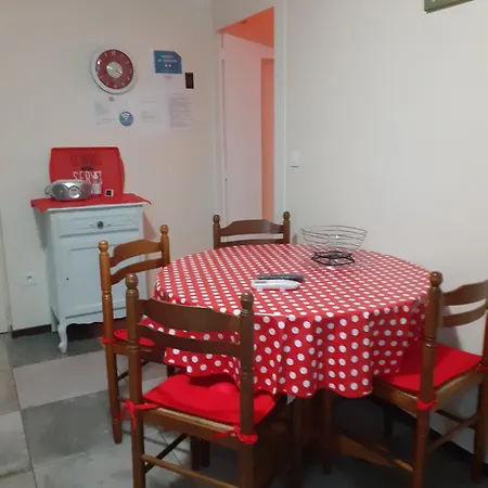 Au Pied De La Montagne Avec Tous Commerces