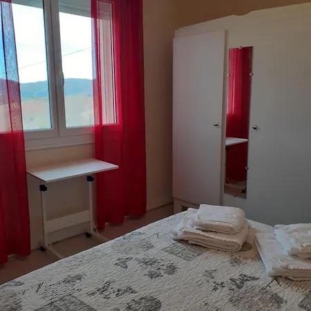 Au Pied De La Montagne Avec Tous Commerces * Arette